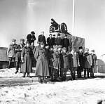 Депутаты финского парламента на площади Ленина в апреле 1942 года (на месте демонтированного памятника установлено орудие) 